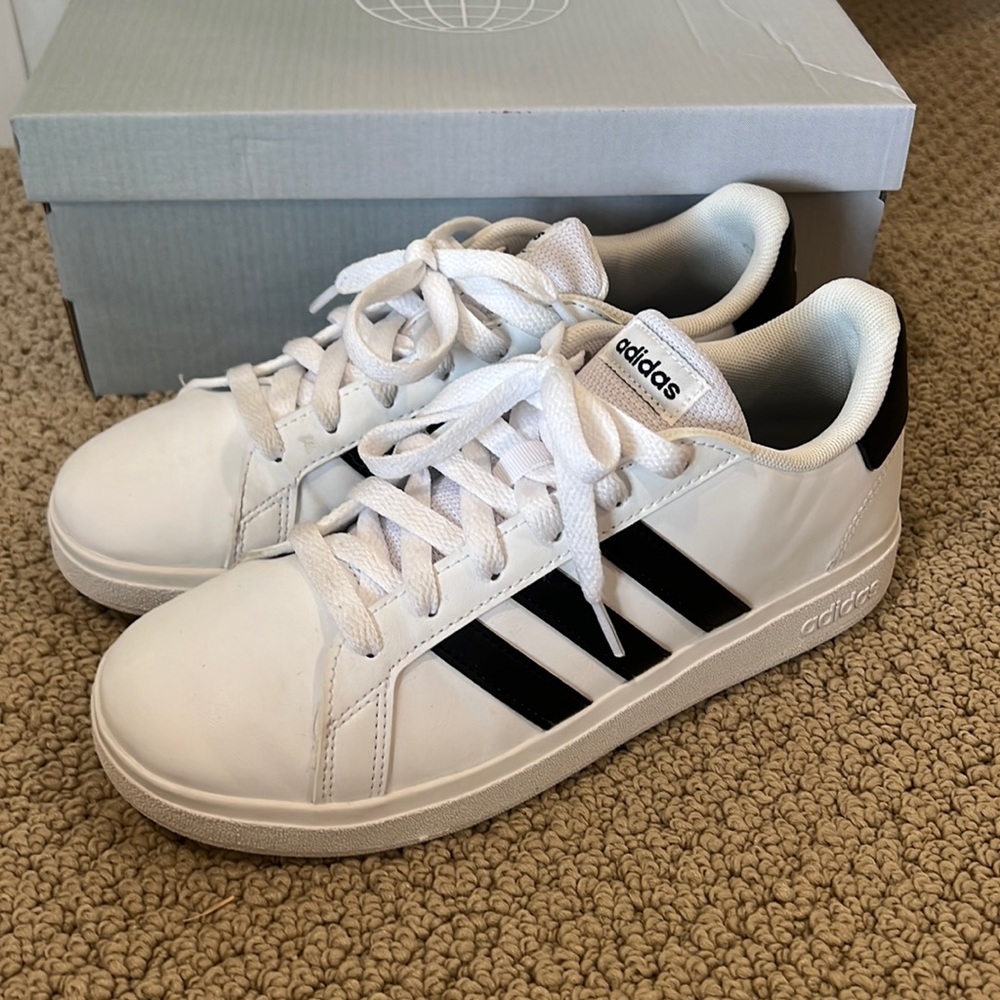 Adidas Grand Court 2.0 K tennis shoe (boys)